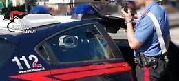 Seguita in auto fino alla stazione: lei si rivolge ad una carabiniera e lo fa arrestare