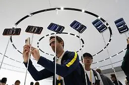 Apple sfonda il muro dei 5.000 miliardi di dollari: &egrave; la prima azienda nella storia a raggiungere il traguardo