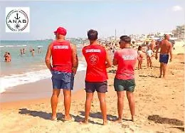 Scoglitti, i bagnini salvano madre e figlio dal mare pericoloso