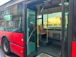 Sassate contro un autobus della linea 22, arrestato un giovane