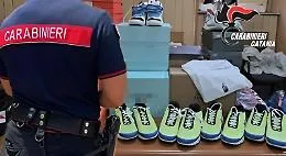Ai domiciliari ma vendeva online abbigliamento contraffatto: scoperto durante un controllo di routine