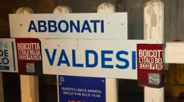 Adesivi "Boicotta Italo belga" a Mondello, Controcorrente e La Vardera si autodenunciano: "Siamo stati noi"