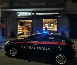 Due ladri di merendine "pentiti":  l&rsquo;auto rubata usata per &ldquo;spaccare&rdquo; la  vetrata dello store Tomarchio
