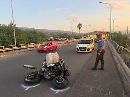 Giarre, incidente mortale nella notte:  27enne sbalzato dalla moto cade nel letto del torrente
