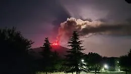 Notte di fuoco sull'Etna, ma ora la lava rallenta e il tremore crolla: verso la fine dell'eruzione?
