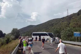 Autobus centra un camper, 6 morti e 27 feriti: gravissimo incidente sulla superstrada Terni-Rieti