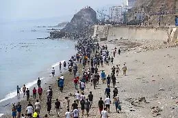 Ceuta, l'allarme dell'amministrazione dell'exclave spagnola: centri al collasso e migliaia di migranti per strada