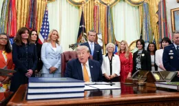 Ultimatum di Trump all'Iran: &laquo;Potremmo aprire lo Stretto di Hormuz...&raquo;