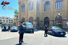 Palermo, nascondeva hashish e cocaina nella cavit&agrave; di un muro: arrestato 37enne allo Zen