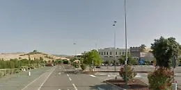 Dittaino, il trucco delle targhe clonate per razziare le vetture parcheggiate all'outlet: presa la banda