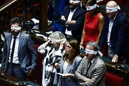 Voto segreto alla Camera: negato l'accesso alle chat di Delmastro, scoppia la bagarre. &laquo;Regalo alle mafie&raquo;