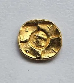 Nella necropoli di Maddalusa trovata una moneta d'oro siracusana del V secolo a. C., coniata durante l'invasione cartaginese della Sicilia