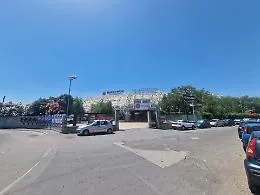Sassata al volto all&rsquo;agente della municipale di Catania: trasferito al San Marco e sottoposto a delicato intervento