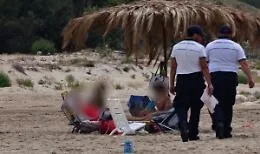 Ombrelloni in paglia fissati sul bagnasciuga a Porto Palo: scatta il sequestro per occupazione abusiva