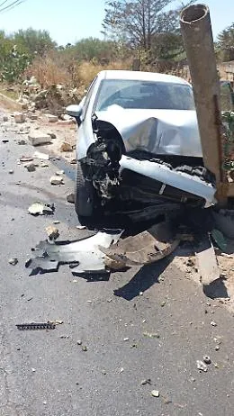 Incidente autonomo lungo lo Stradale per Scoglitti, auto contro un palo: due feriti