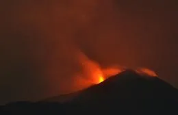 Etna: attivit&agrave; stromboliana alla Voragine, modesto flusso lavico nel Cratere di Nord-Est