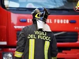 Brucia le sterpaglie e rischia il disastro ambientale: arrestato pensionato di 85 anni