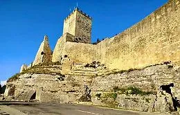 Caduta massi al Castello di Lombardia: strada chiusa e accesso consentito al maniero e alla Rocca di Cerere