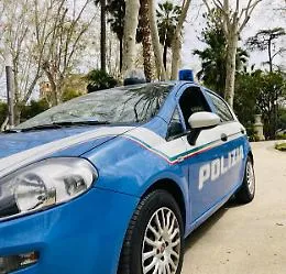 "Scusi che ora &egrave;"?  E le puntano una coltello alla gola per rubarle il cellullare: arrestati due immigrati