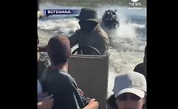 Terrore in Botswana: l&rsquo;ippopotamo insegue la barca a pochi metri