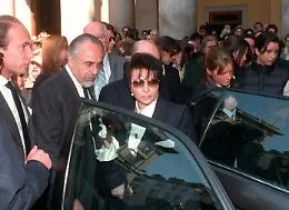 Malore improvviso sotto il sole della Riviera, paura per Patrizia Reggiani 