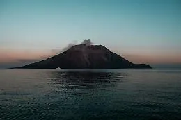 Anche Stromboli in eruzione: flusso lavico nella Sciara del Fuoco
