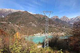 Un tuffo nel lago di Barcis finisce in tragedia: militare in servizio ad Aviano non riemerge