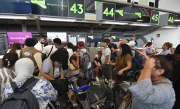 Cenere dell&rsquo;Etna e voli cancellati: cosa succede davvero quando chiude l&rsquo;aeroporto di Catania