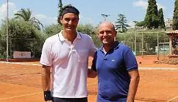 Federer illumina Taormina: mattinata di tennis, sole e stile con Bernard Arnault
