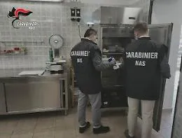 Blitz del Nas a Ustica: cibo scaduto da anni e blatte nei bar, sanzioni per 24 mila euro