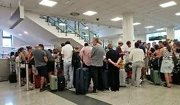 Etna, la vacanza finisce in aeroporto: l&rsquo;ansia dei passeggeri tra voli cancellati e partenze da altri scali 