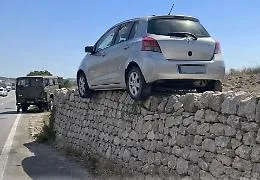 Modica-Pozzallo, auto vola fuori strada e resta sospesa su un muro a secco