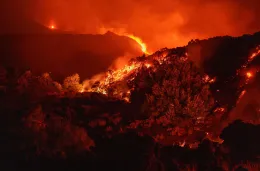 Etna, riapre (almeno) l'aeroporto di Comiso. Il vulcanologo: &laquo;&Egrave; la tempesta perfetta per tre motivi&raquo;