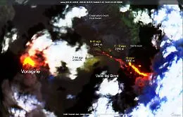 L'Etna non si ferma pi&ugrave;: fiumi di lava e nube di cenere, Fontanarossa chiuso fino alle 15 (almeno) di Ferragosto 
