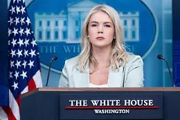 Karoline Leavitt lascia l'incarico di portavoce di Trump: c'&egrave; chi ipotizza la rabbia per essere stata lasciata sull'aereo esca