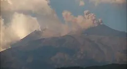 Lo "stop and go" dell'Etna che lascia un'isola con il fiato sospeso: lanciata una nuova allerta