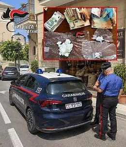 Spaccio tra le confezioni di caff&egrave;: titolare di Misterbianco arrestato con 60 dosi e quasi 9.000 euro nascosti