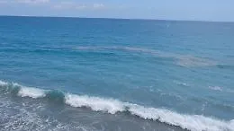 Marea di liquami nel mare della bandiera blu: allarme a Mazzeo