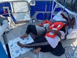 Via libera per Aurora 2 di Sea Watch: i 36 migranti saranno sbarcati a Lampedusa (c'&egrave; anche un neonato)