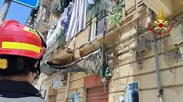 Cede il balcone mentre appende i vestiti, donna di 56 anni in codice rosso