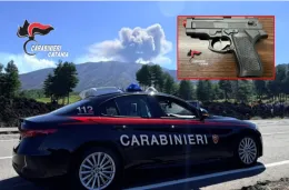 Bronte, punta una pistola giocattolo contro le auto: denunciato18enne, risolto anche un furto