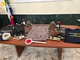 Viaggiava con 12,8 chili di hashish e armi: arrestato un comisano