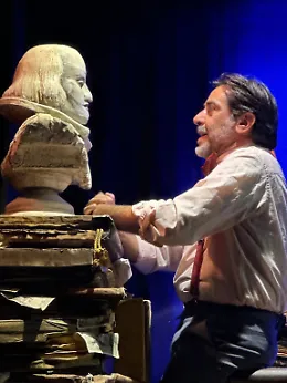 Sergio Vespertino tra le rovine della Chiesa Madre di Montevago