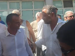 De Luca a Gela prende le distanze dal campo largo: &laquo;Autoreferenziali, se continuano cos&igrave; diventa un camposanto&raquo;