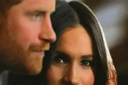 Meghan pronta a tornare a recitare in una famosa serie Netflix  dopo il ritorno a Londra.  Rientro amaro per Harry, deve pagare il Mail. Vertice dei Windsor a Balmoral
