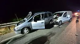 Auto in panne colpita in pieno da un furgone: sei feriti, due in gravi condizioni. La famiglia tornava da un matrimonio
