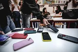 La Francia spegne i telefoni nei licei: scatta il divieto nazionale 