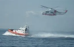 Stavano per affondare insieme alla barca su cui si trovavano: catena di soccorso per salvarli