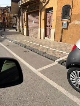 A Raffadali parcheggiare sul marciapiede &egrave; consentito: la foto fa il giro del web 