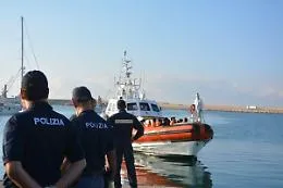 Pozzallo, la polizia di Stato identifica e ferma due presunti scafisti